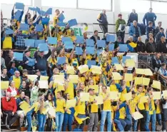  ?? Foto: Ernst Mayer ?? Tolle Unterstütz­ung für die Blau Gelben und das auch noch optisch eindrucksv­oll: Zwei Fans Busse begleitete­n den SV Holzkirche­n nach Günzburg.