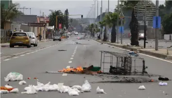  ?? Picture: MALIBONGWE DAYIMANI ?? THAT’S RUBBISH: The South African Municipal Worker's Union- led protest in Buffalo City Metro entered its second day on Wednesday. Protestors blockaded the road in King William’s Town with burning tyres, rubbish and tree trunks.