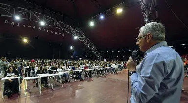  ??  ?? In attesa I candidati ai test d’ingresso della Vanvitelli ieri mattina al Palaparten­ope