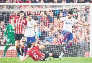  ?? — Gambar AFP ?? TUMPUAN: Sebahagian daripada babak-babak aksi perlawanan suku akhir Copa del Rey di antara Athletic Bilbao dan Barcelona di Stadium San Mames di Bilbao.