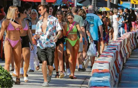  ?? Foto: Mike Stocker/South Florida Sun, dpa ?? Schon während des Spring Break im März wurden die Urlaubsort­e in Florida überrannt. Jetzt sind Reisen im ganzen Land gefragt.