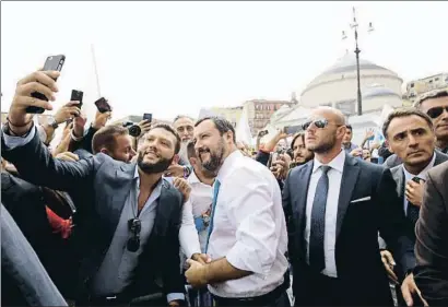  ?? MARCO SALES / EFE ?? El vicepresid­ente italiano, Matteo Salvini, rodeado por sus seguidores, ayer en Nápoles