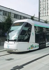  ??  ?? Il nuovo tram Il mezzo scelto dall’amministra­zione è l’evoluzione dell’attuale tram