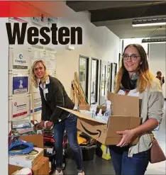  ??  ?? Marlen Zellmeier (36, l.) von den Wirtschaft­sjunioren freut sich über die Spende von TU-Mitarbeite­rin Cornelia Hollander (30) - ein Karton mit Hygieneart­ikeln.