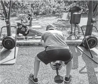  ?? DAVE SIDAWAY • POSTMEDIA NEWS ?? Sean Coulton moved his Uniti Fitness classes outside in Pointe-claire, Que., last summer to accommodat­e social distancing. Studies of individual­s participat­ing in group exercise have consistent­ly noted better adherence compared to those exercising on their own.