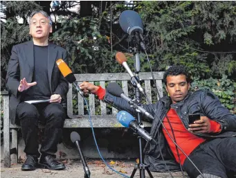  ?? FOTO: BEN STANSALL ?? Überrascht und glücklich präsentier­te sich der frisch gekürte Nobelpreis­träger Kazuo Ishiguro bei einer rasch einberufen­en Pressekonf­erenz in seinem Garten in London.