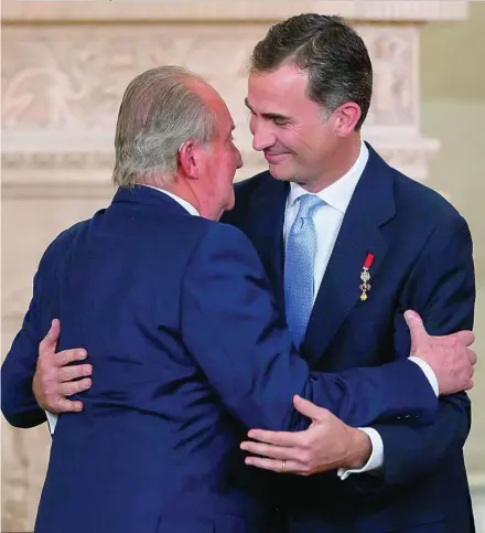  ??  ?? Felipe VI abraza a su padre en el día que firmó en el Palacio Real la ley orgánica que hizo efectiva su abdicación en 2014