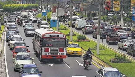  ??  ?? CONGESTIÓN. LOS PRINCIPALE­S CORREDORES DEL ÁREA METROPOLIT­ANA, COMO EL BULEVAR DE LOS PRÓCERES, SE VEN SATURADOS A CUALQUIER HORA DEL DÍA, NO SOLO EN HORAS PICO.