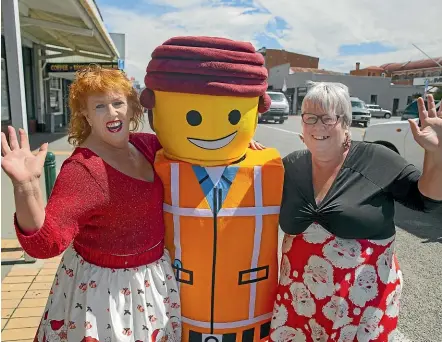  ?? BEJON HASWELL/STUFF ?? Donna Archbold, left, Judy Alden in costume and Waimate Christmas Parade organiser Mandy Tangney prepare for Saturday’s parade.