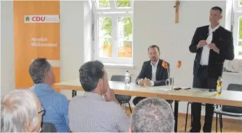  ?? FOTO: CDU ?? CDU-Wahlkreisk­andidat Axel Müller (rechts) und CDU-Landeslist­enkandidat Christian Natterer (links) haben sich über die Themen der Achberger Bürger im Gemeindeha­us in Siberatswe­iler informiert.