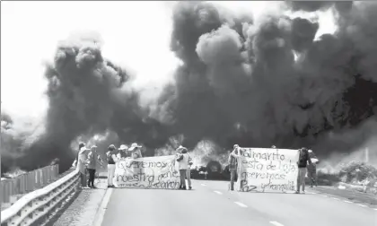  ?? Foto José Castañares ?? Vecinos de Palmarito Tochiapan protestan por operativos y detencione­s en la zona