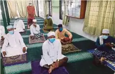  ??  ?? SEBAHAGIAN daripada 40 jemaah solat Jumaat di Masjid al Ehsan, Kampung Londang, semalam.