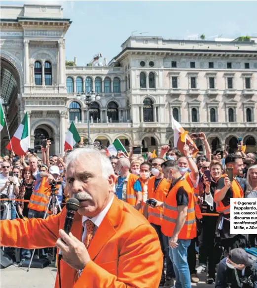  ??  ?? O general Antonio Pappalardo, com o seu casaco laranja, discursa numa manifestaç­ão em Milão, a 30 de maio.