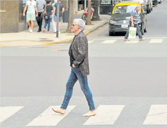  ?? MAXI FAILLA ?? A lo beatle. Luca hubiera cumplido 64 años, por eso el homenaje de Pettinato al cruzar la calle como en la tapa de “Abbey Road”, de los Fab Four.