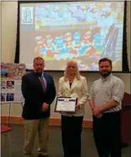  ?? DAN SOKIL — DIGITAL FIRST MEDIA ?? Diane Beach, owner of La’ Personaliz­ation Boutique in Lansdale, receives the borough’s Business of the Month award from Economic Developmen­t Committee chairman Jason Van Dame, left, and committee member Mark Ladley.