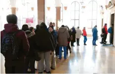  ?? Foto: Silvio Wyszengrad ?? Zum Start des Volksbegeh­rens bildeten sich mancherort­s in den Ämtern lange Schlangen wie auf unserem Bild in Augsburg.