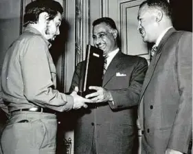  ?? Rex Features ?? Left: Jamal Abdul Nasser awards Che Guevara with with the Order of Al Goumbania on June 22, 1959.