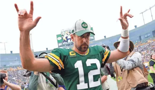  ?? DAN POWERS / USA TODAY NETWORK ?? Packers quarterbac­k Aaron Rodgers celebrates after a 21-16 victory over the Minnesota Vikings on Sunday. Rodgers completed nine of his first 10 passes.