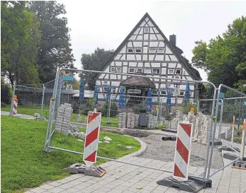  ?? FOTO: KRATT ?? Der Weg von der Bierakadem­ie hoch zur Bürkstraße wird bis Ende des Jahres Stück für Stück aufgerisse­n.