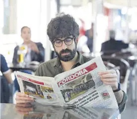  ?? MANUEL MURILLO ?? Un joven lee Diario CÓRDOBA, ayer, en la terraza de un bar.