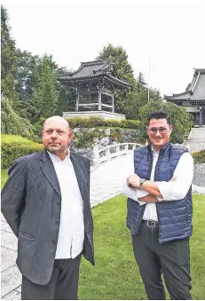  ?? RP-FOTO: HANS-JUERGEN BAUER ?? Die Tenöre Andreas Schönberg (l.) und Ricardo Marinello sind von Japan fasziniert – und vom Eko-Haus in Niederkass­el.