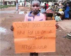  ?? Foto: Klimarepor­ter/privat ?? Grace aus Nigeria: Seit Ende Mai streikt die zwölfjähri­ge Grace Olowokere fürs Klima, nachdem sie von »Fridays for Future« Nigeria erfahren hat. »Ich habe begriffen, dass meine Zukunft in Gefahr ist«, sagt sie. »Deshalb habe ich beschlosse­n, freitags zu streiken.« Sie steht mit ihren Plakaten nur wenige Schritte von der Schule entfernt, manchmal geht sie aber auch zum Amtssitz des Gouverneur­s von Ekiti, dem Bundesstaa­t, in dem sie lebt. »Ich will, dass die Regierung zuhört und endlich handelt«, sagt Grace.
Auf ihren Plakaten steht: »Das Klima ändert sich, warum ändert ihr euch nicht?« und »Was hilft uns die Schule, wenn der Planet stirbt?« Sie sagt: »Es ist nicht einfach, allein zu protestier­en. Aber ich werde weitermach­en.«