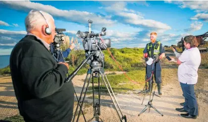  ?? Photo / Warren Buckland ?? Detective Sergeant Alex Simister speaks to media.