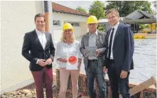  ?? SZ-FOTO: KHB ?? Der CDU-Landtagsab­geordnete Manuel Hagel, Karin Gerdes und Rudi Niederer vom Liederkran­z und Bürgermeis­ter Andreas Braun freuen sich auf das neue Probelokal in Öpfingen.