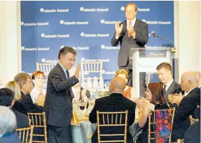  ?? PRESIDENCI­A ?? El presidente Santos, anoche, en la cena con políticos y empresario­s de EEUU.