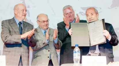  ?? FOTO ?? Después de 43 años de estar vinculado a Colanta, el exgerente Jenaro Pérez recibió ayer un homenaje en la 54 Asamblea de Asociados de la cooperativ­a, en Plaza Mayor.