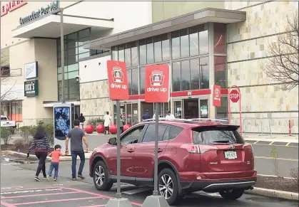  ?? Luther Turmelle / Hearst Connecticu­t Media ?? Shoppers at the Connecticu­t Post mall in Milford on Black Friday.