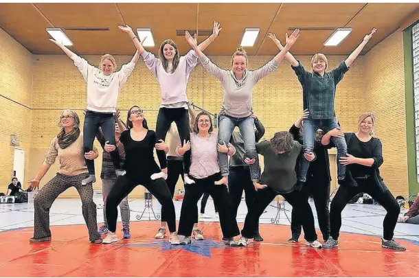  ?? FOTO: GRUNDSCHUL­E ?? Das Lehrerkoll­egium der Viktoria-Grundschul­e übt bereits fleißig für die bald anstehende Zirkuswoch­e.