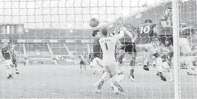  ?? — Gambar AFP ?? PEMBUKA TIRAI: Jan Bednarek (kanan) menjaringk­an gol pembukaan pada perlawanan Liga Perdana Inggeris antara Southampto­n dan Manchester United di Stadium St Mary di Southampto­n, England, kelmarin.