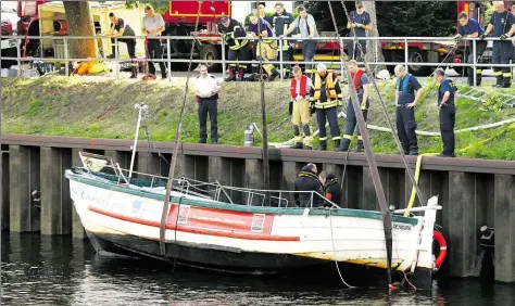  ?? BILD: TINO JELKEN ?? Schlechter Zustand? Als ein Schwerlast­kran am Samstagabe­nd das havarierte Börteboot „Marianne“aus dem Küstenkana­l hob, schauten auch Kapitäne aus Helgoland ganz genau hin. „Das gibt es einfach nicht“, heißt es von der Nordseeins­el, wo diese als rundum...