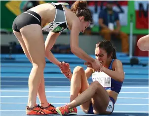  ??  ?? Sportsmans­hip: Nikki Hamblin helps Abbey D’Agnostino to her feet
