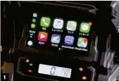  ??  ?? 1 1 Le tableau de bord nouvelle génération adopte la couleur et offre la connectivi­té avec un smartphone.