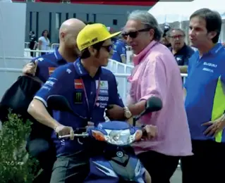  ??  ?? Carlo Pernat, manager della Moto Gp insieme a Valentino Rossi