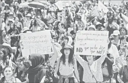  ??  ?? El domingo 17 de septiembre miles de personas se manifestar­on para protestar por el asesinato en Puebla de Mara Fernanda Castilla Miranda y en exigencia de que cesen los feminicidi­os ■ Foto Víctor Camacho