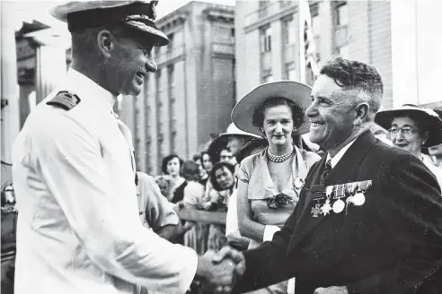  ??  ?? HONOURED: Victoria Cross winner Harry Dalziel meets US Rear Admiral John Newton in Brisbane in March 1941.