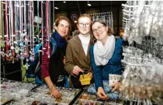  ?? Foto: Anna Kondratenk­o ?? Susanne Eckert, Daniela und Cornelia Steidle (von links) suchen auf der Creativmes­se Augsburg nach Ideen.