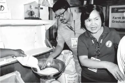  ?? CHE PALICTE ?? DA Regional Director Ricardo Oñate, Jr. check on the rice for sale at Barangay Food Terminal in Tamugan, Davao City on Thursday.