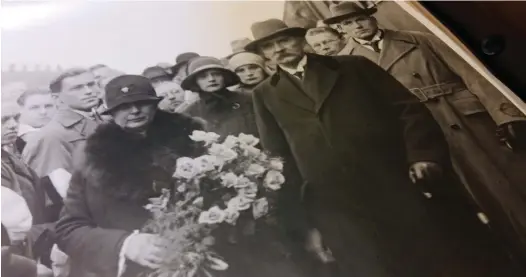  ?? FOTO: YLE ?? När president K.J. Ståhlberg med fru Ester återvände till Helsingfor­s med tåg efter skjutsning­en 1930 möttes de av blommor.