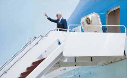 ?? BRENDAN SMIALOWSKI AGENCE FRANCEPRES­SE ?? Après une brève interventi­on à la MaisonBlan­che, le président américain a pris l’avion en direction du Japon, où il va participer à un sommet du G7.
