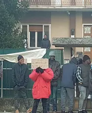  ??  ?? Ieri
Protesta dei richiedent­i asilo gestiti a Roncolevà dalla cooperativ­a Versoprobo di Vercelli. In campo una ventina di giovani migranti