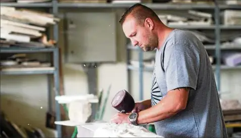  ??  ?? Die Steinmetz-Ausbildung zählt zu den Berufen, bei denen die meisten Ausbildung­splätze unbesetzt bleiben.Foto: Klaus-Dietmar Gabbert