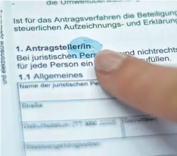  ?? FOTO: ANNA-LENA BUCHMAIER ?? Antragstel­ler oder Antragstel­lerin? Der Bundesgeri­chtshof entschied, das generische Maskulinum muss reichen. In Sigmaringe­n nehmen viele Behörden Rücksicht auf die weibliche Form und „gendern“.