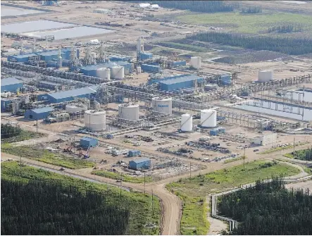  ?? JEFF MCINTOSH/THE CANADIAN PRESS/FILE ?? A Suncor oilsands facility near Fort McMurray. Suncor offered $4.3-billion worth of its own shares in an unsolicite­d bid for Canadian Oil Sands on Oct. 5.