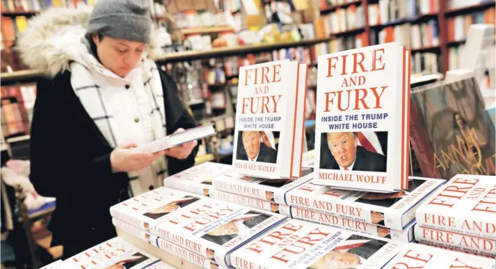  ??  ?? ► Una mujer revisa una copia del libro de Michael Wolff en la tienda Book Culture, ayer en Nueva York.