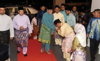  ?? ?? Wan Junaidi greets a member of the welcoming committee upon arrival at Masjid Jamek. On his right is Misnu.