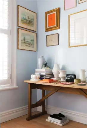  ??  ?? ABOVE Pale ceramics including Crown Lynn classics are grouped with coffee-table books and other art objects atop a pre-1940s English table. TOP RIGHT When it comes to your bookshelf, think beyond books. Experiment with colour-coding some of your...